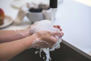 Higiene en la salud. Persona lavandose las manos